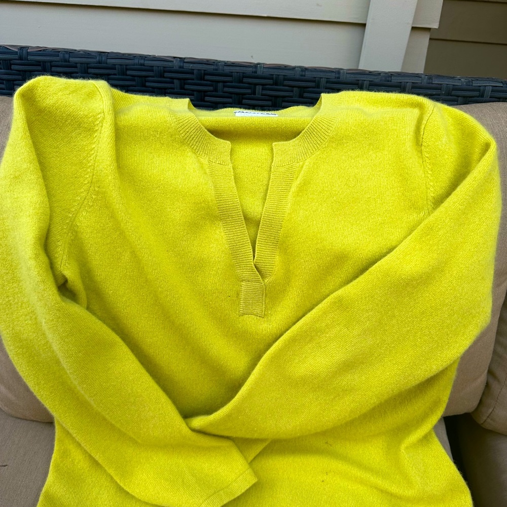 100% Charter Club lime green cashmere sweater